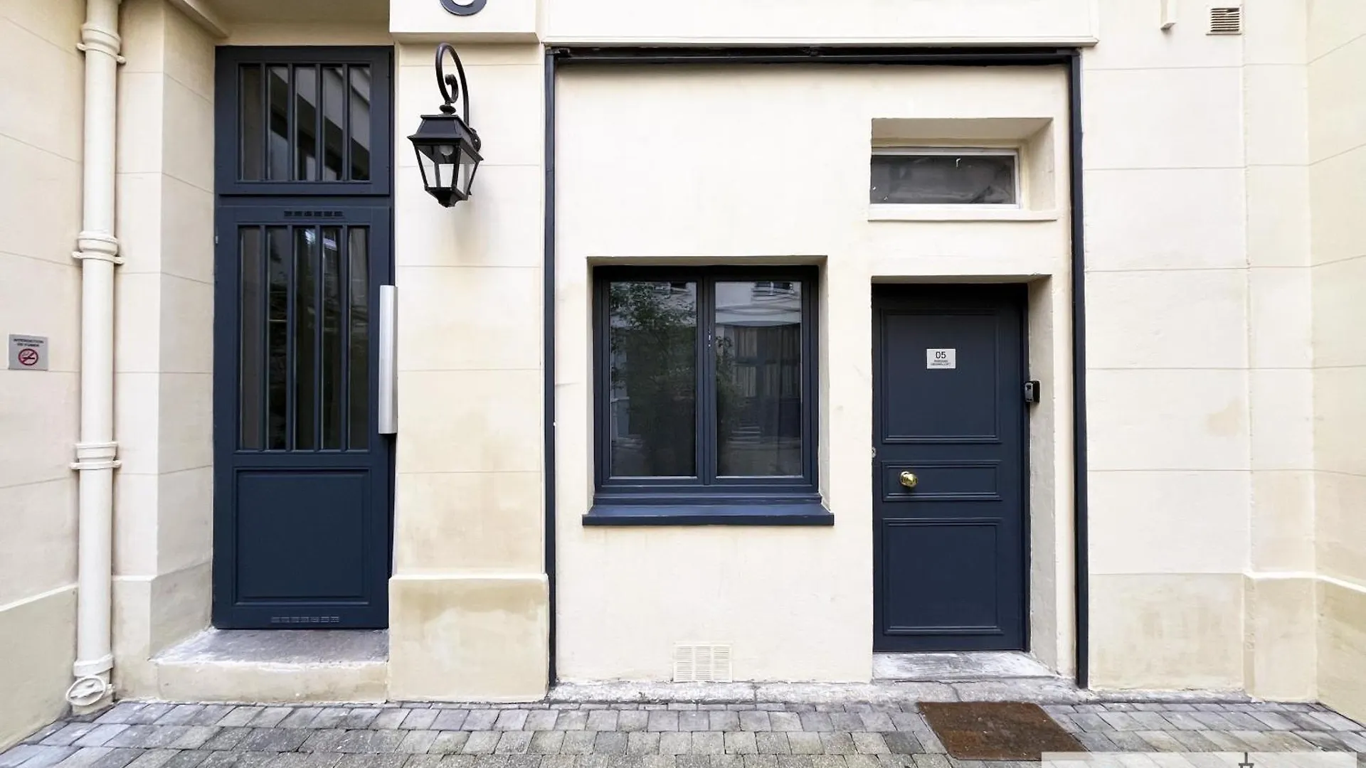 Urban Flat 05 - Spacious 1 Bedroom Parisian Flat France