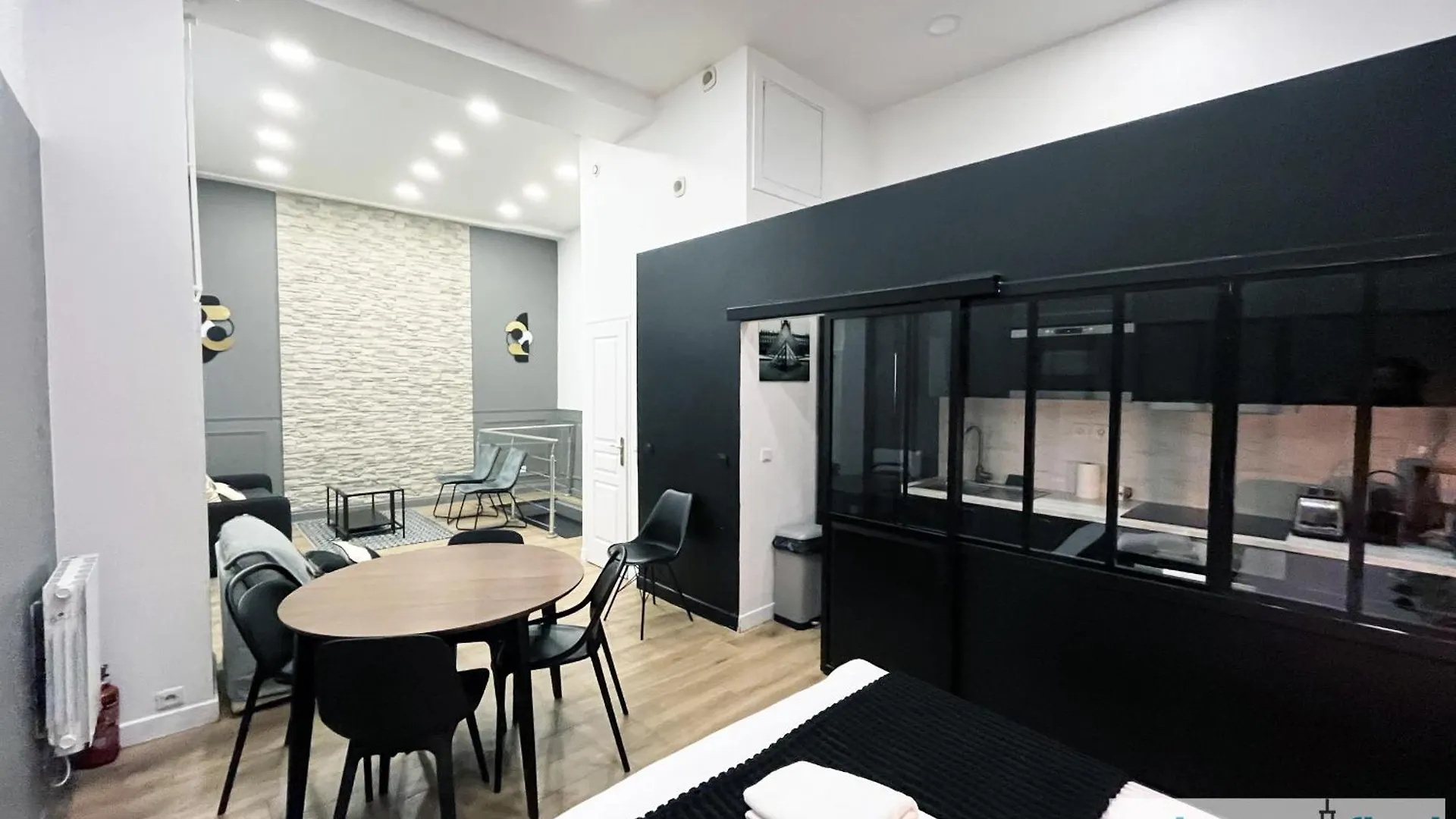 Apartment Urban Flat 05 - Spacious 1 Bedroom Parisian Flat France