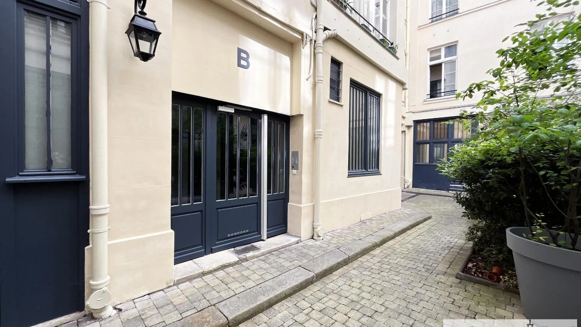 Urban Flat 05 - Spacious 1 Bedroom Parisian Flat France