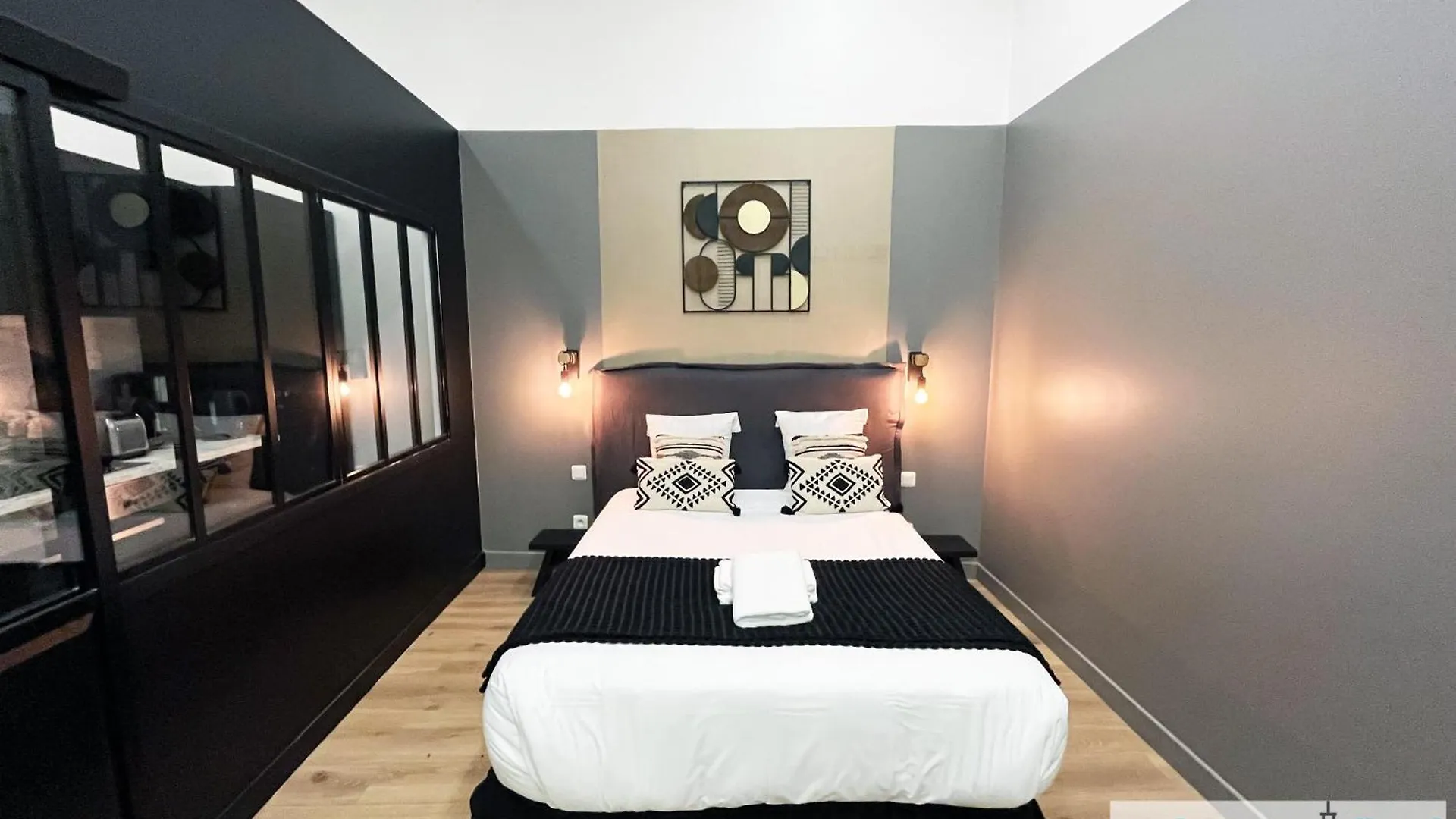 Urban Flat 05 - Spacious 1 Bedroom Parisian Flat 0*, Paris