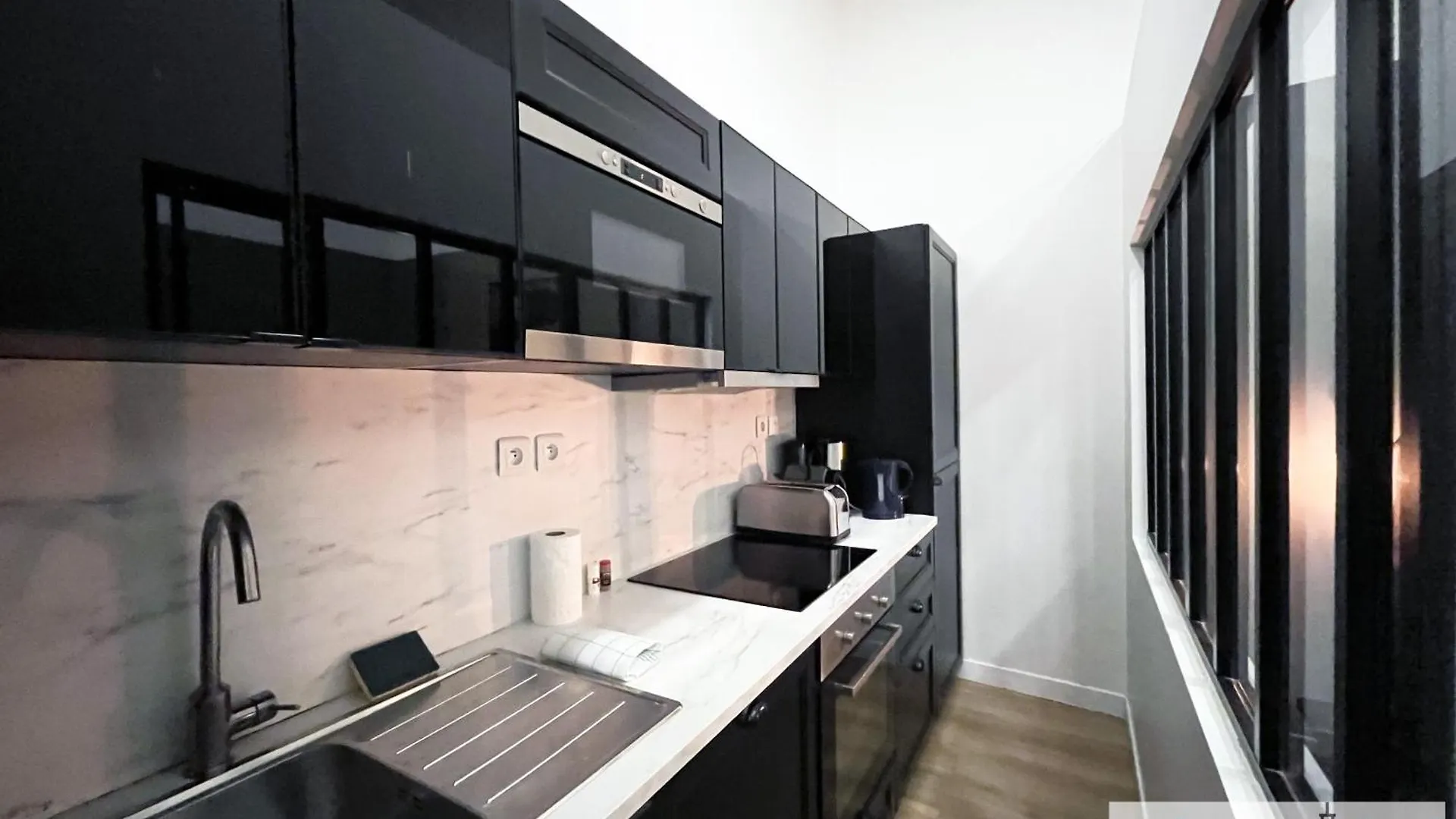 Urban Flat 05 - Spacious 1 Bedroom Parisian Flat